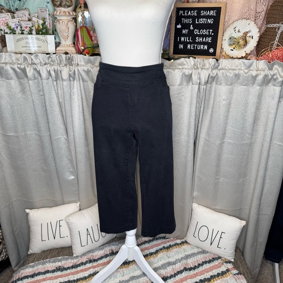 Classic Black Women's Pull On Stretch Capris Size 14 - Picture 3 of 8